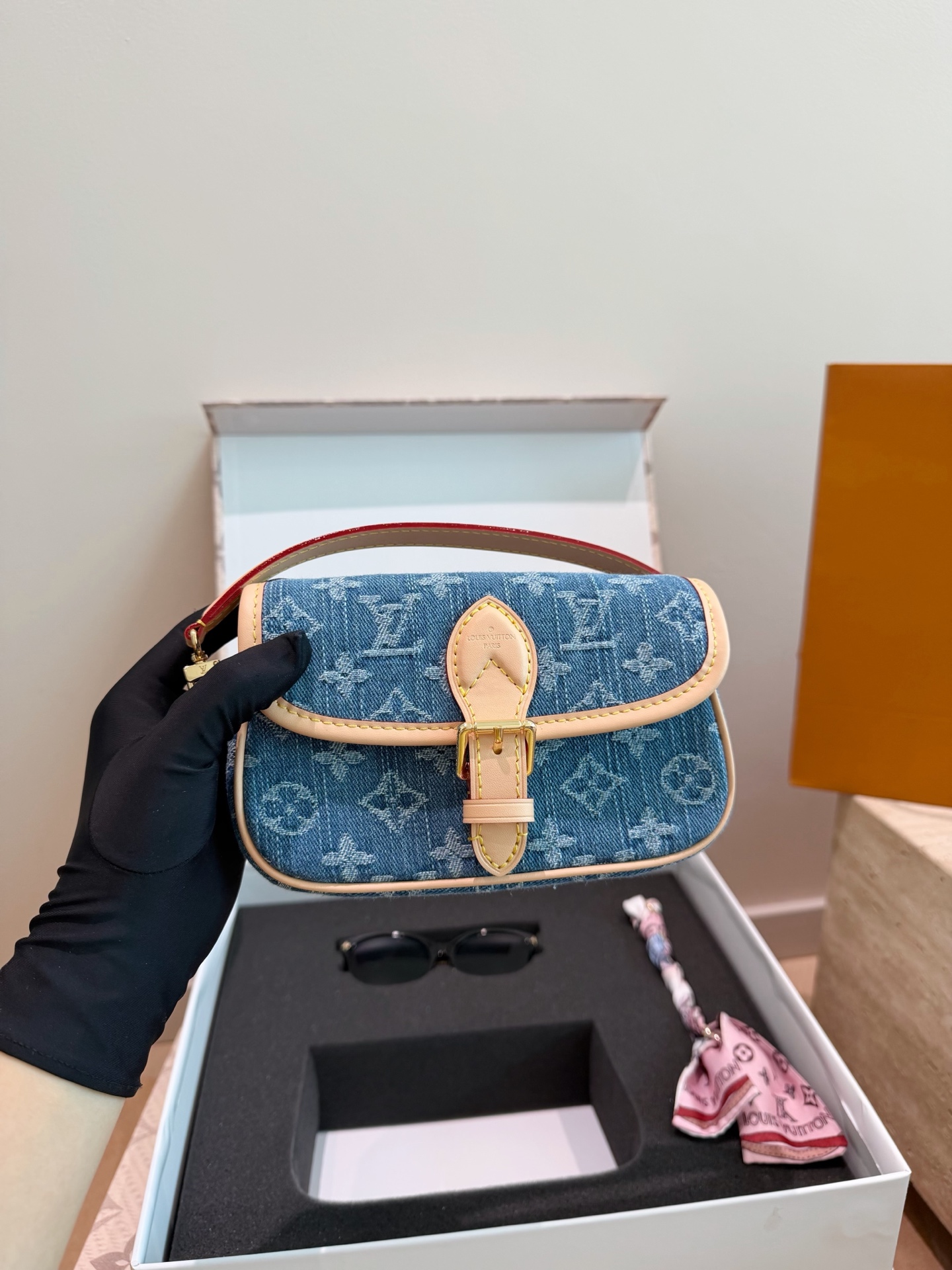 Louis Vuitton LV Cowhide Leather Premium Metal Hardware Gift Box Included
